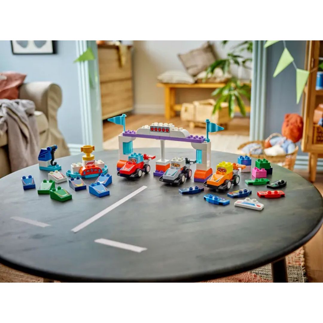 10445 LEGO Duplo Town - Voitures de course et pilotes de l'écurie F1