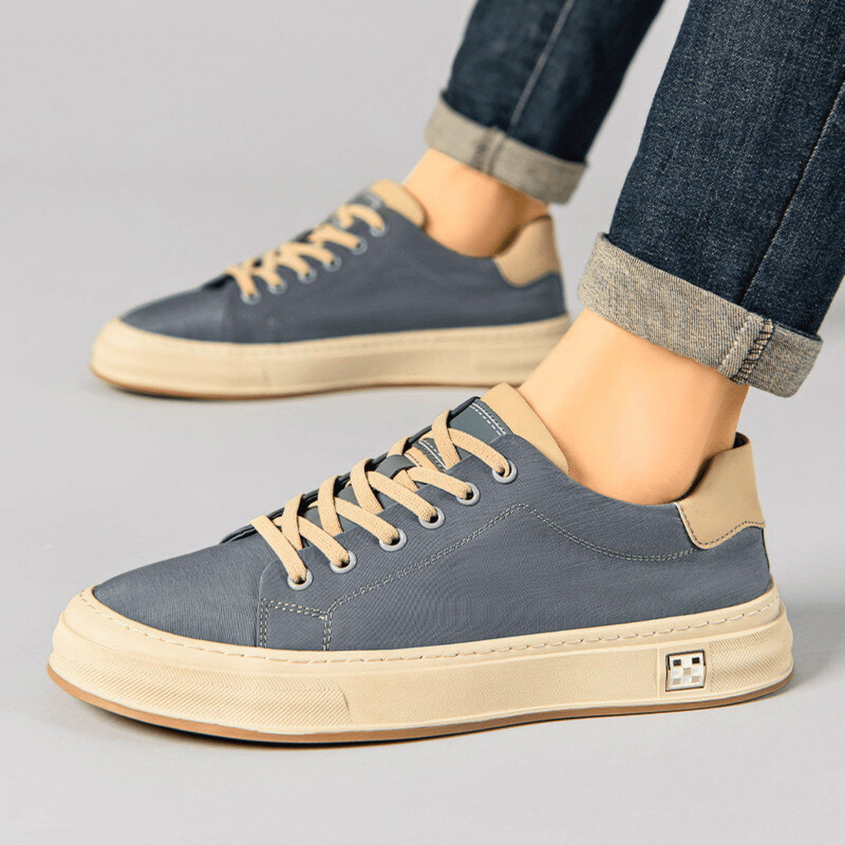 Men’s Contrast Sole Lace-Up Low Top Sneaker
