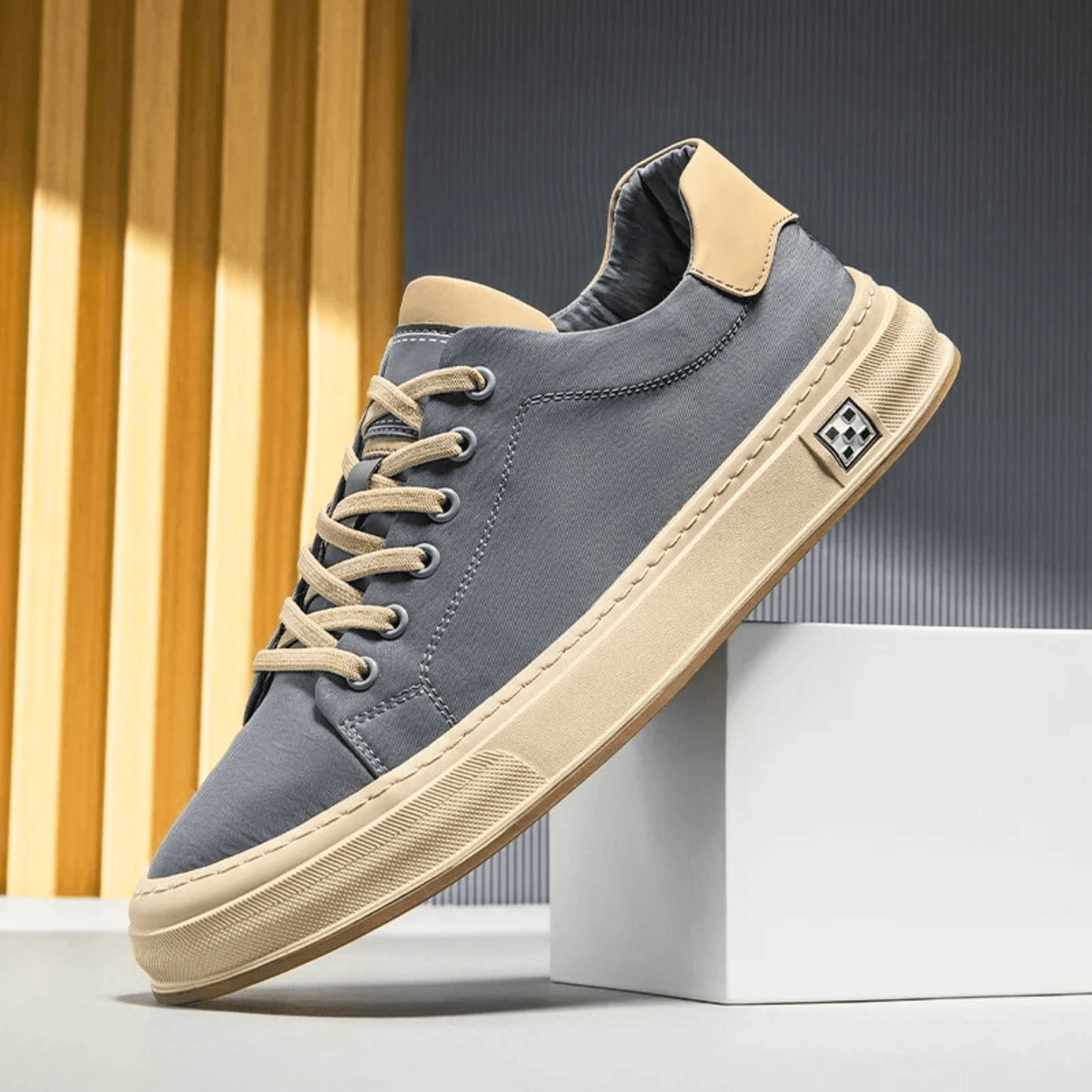 Men’s Contrast Sole Lace-Up Low Top Sneaker