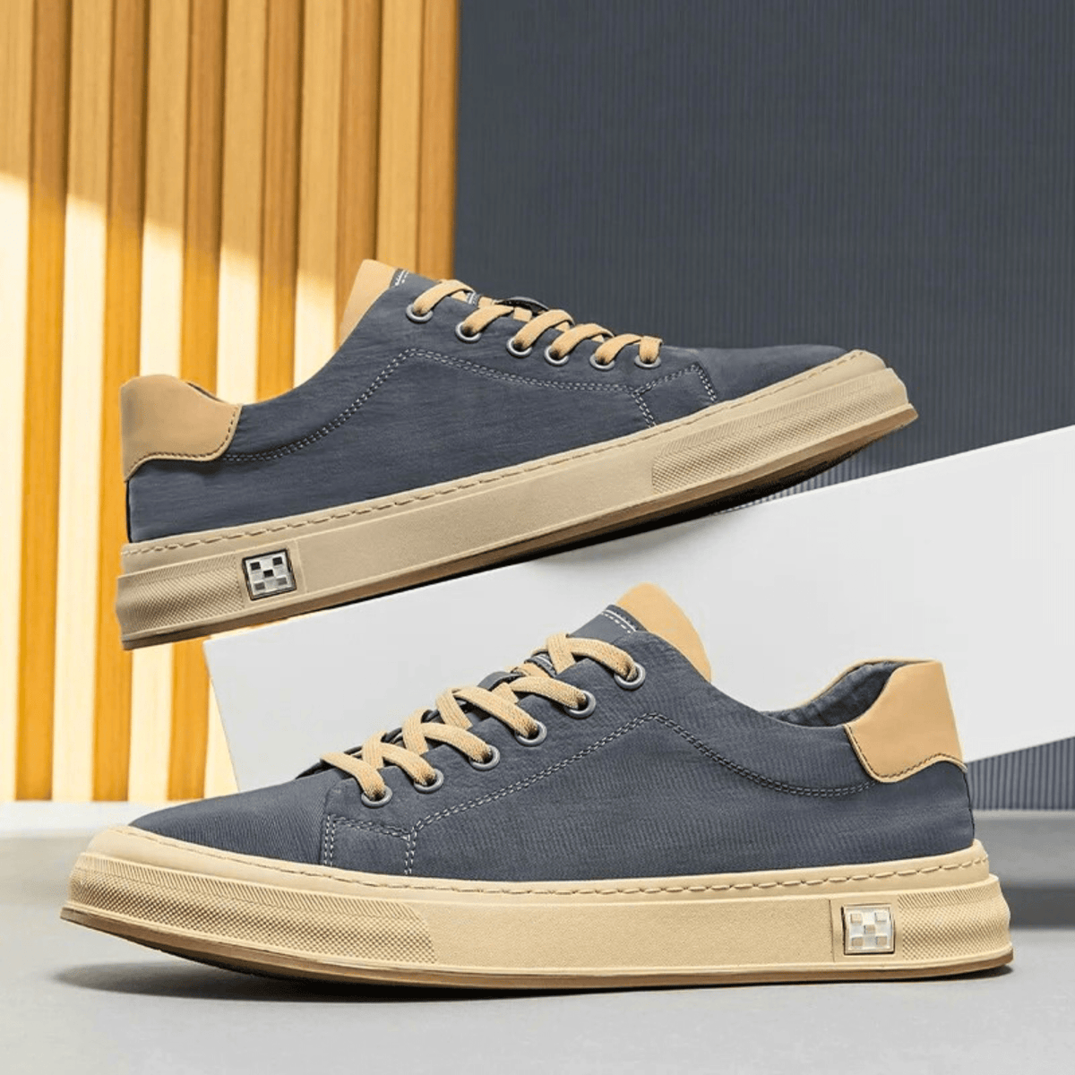 Men’s Contrast Sole Lace-Up Low Top Sneaker