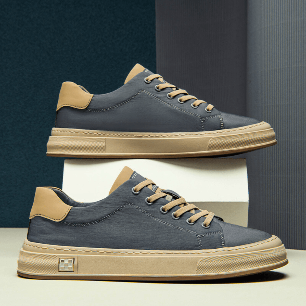 Men’s Contrast Sole Lace-Up Low Top Sneaker