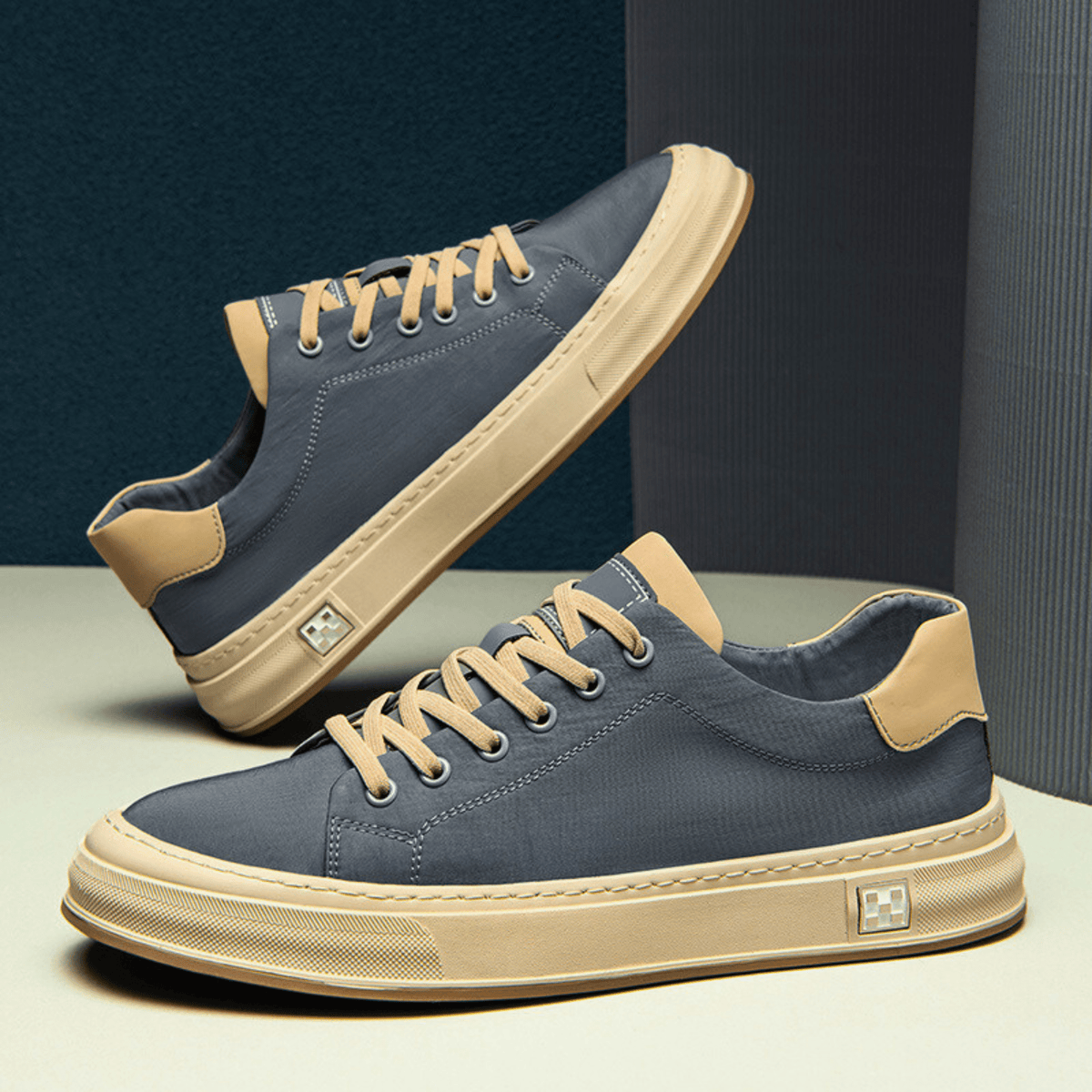 Men’s Contrast Sole Lace-Up Low Top Sneaker