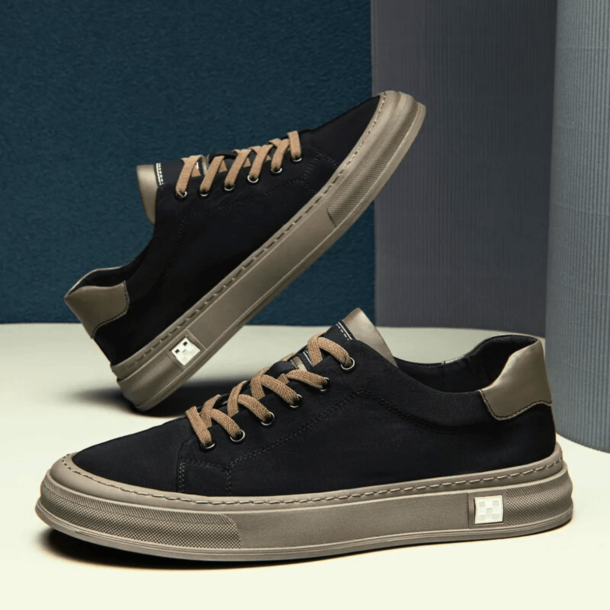 Men’s Contrast Sole Lace-Up Low Top Sneaker