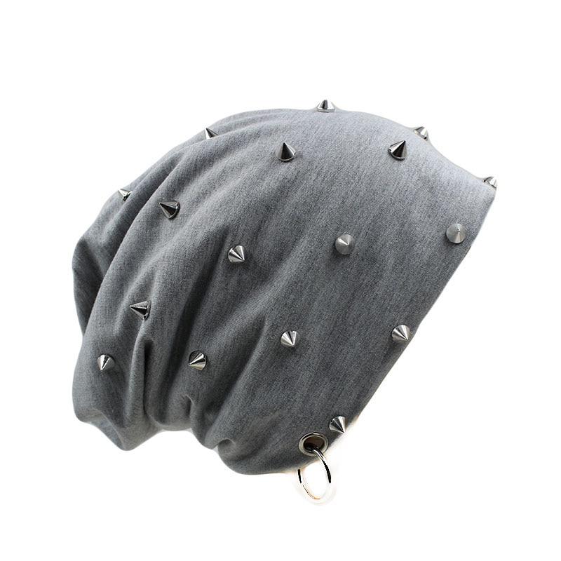 Hip-Hop-Beanie oder Mütze mit Nieten und Ring