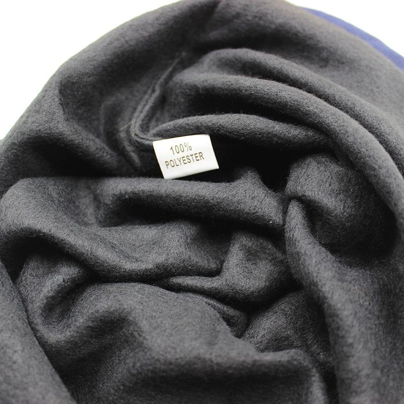 Beanie oder Haube mit Totenköpfen und Ring