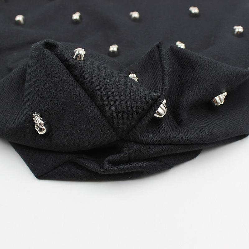 Beanie oder Haube mit Totenköpfen und Ring