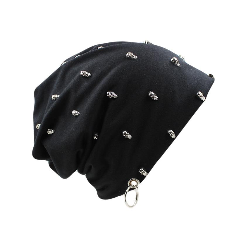 Beanie oder Haube mit Totenköpfen und Ring