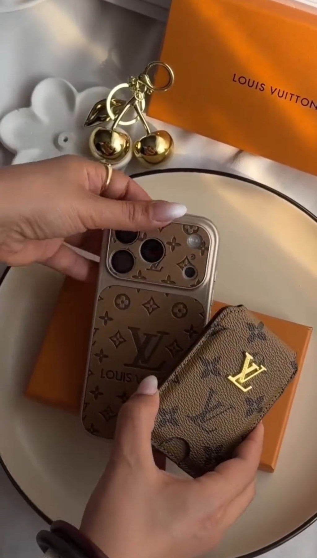 Klassische Leder-Monogramm-iPhone-Hülle mit magnetischem Portemonnaie für iPhone 12-18 Pro & Pro Max