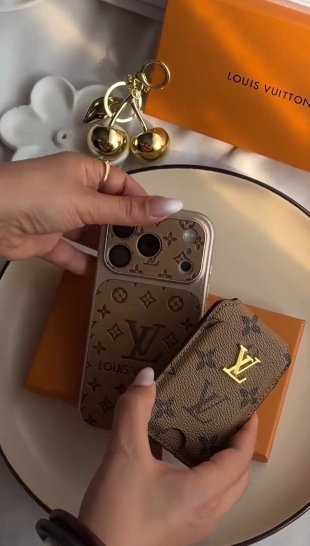 Klassische Leder-Monogramm-iPhone-Hülle mit magnetischem Portemonnaie für iPhone 12-18 Pro & Pro Max