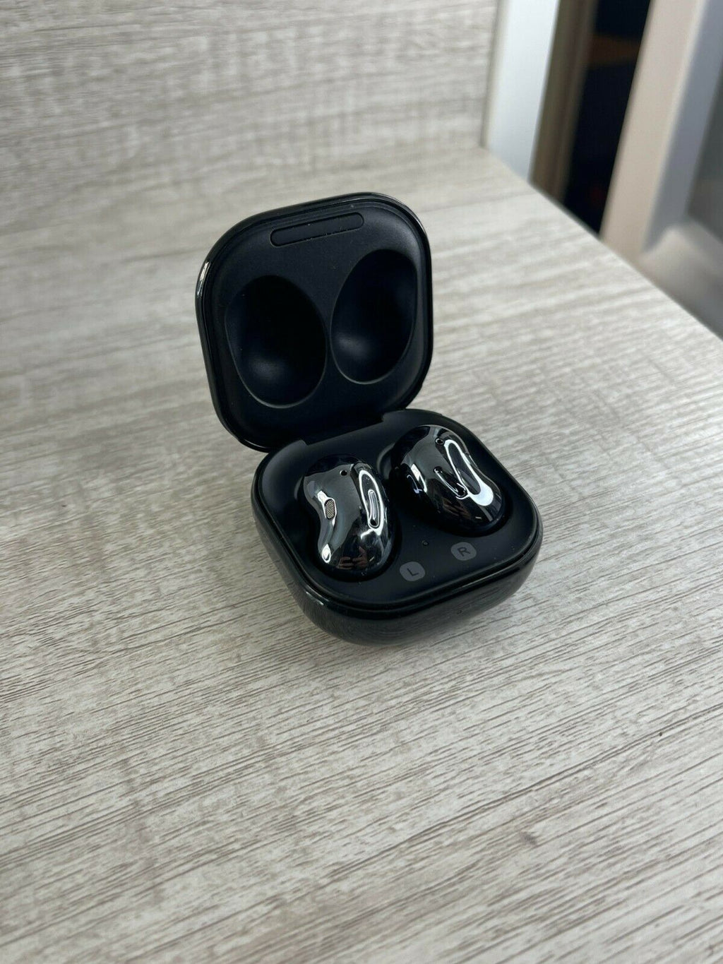 Samsung Galaxy Buds Live Wireless Earbuds Mystic Black