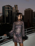 Damen-Cocktail-Minikleid mit transparenten Ärmeln und Pailletten
