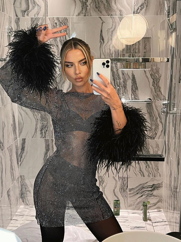 Damen-Cocktail-Minikleid mit transparenten Ärmeln und Pailletten