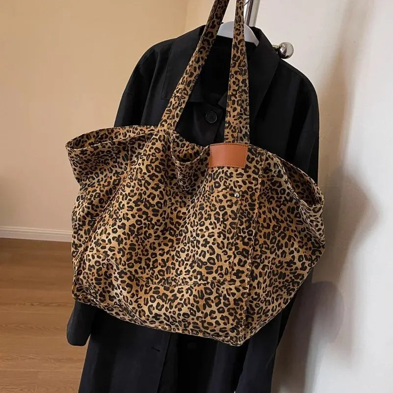 Große Damen-Schultertasche mit Leopardenmuster