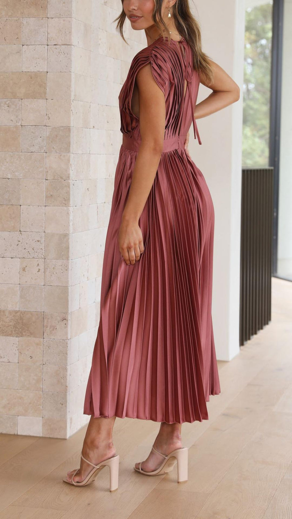 Kaitlyn | Elegantes Midikleid mit Falten und V-Ausschnitt