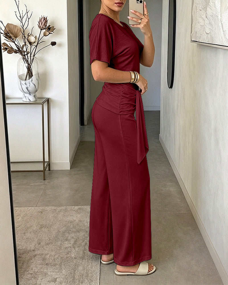 Damen 2-teiliges Set mit schrägem Ausschnitt, gerafftem Oberteil mit Bindegürtel und kurzärmeligem Shirt sowie Hose mit weitem Bein und hoher Taille